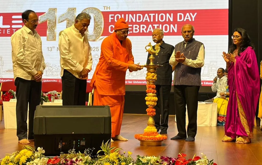 केएलईच्या उभारणीत डॉ. प्रभाकर कोरे यांचे योगदान मोठे Dr. Prabhakar Kore's contribution in the establishment of KLE is immense.