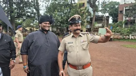 सेल्फीचा मोह अन् संशयाचा डोह The allure of selfies and the lure of doubt