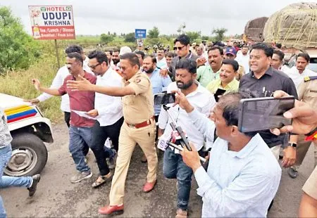 Shiv Sainiks stopped on the highway