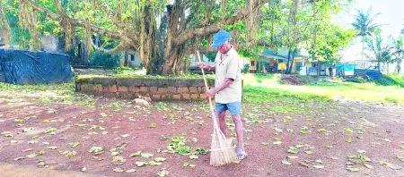 दवंडी देण्यासह गावच्या स्वच्छतेसाठी झटणारे काका An uncle who works hard to keep the village clean by donating water