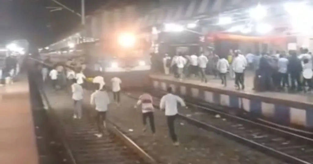शहरात आलेल्या तरुणांकडून रेल्वेस्थानकावर धुडगूस Youths from the city create ruckus at the railway station