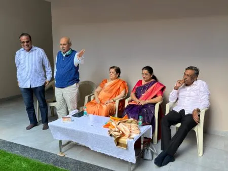 मुलींनी स्वावलंबी जीवन जगावे Girls should live an independent life.