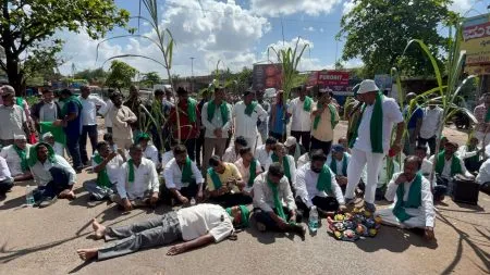 आधी 3500 दर द्या, नंतर ऊसतोड करा First pay 3500, then cut the sugarcane