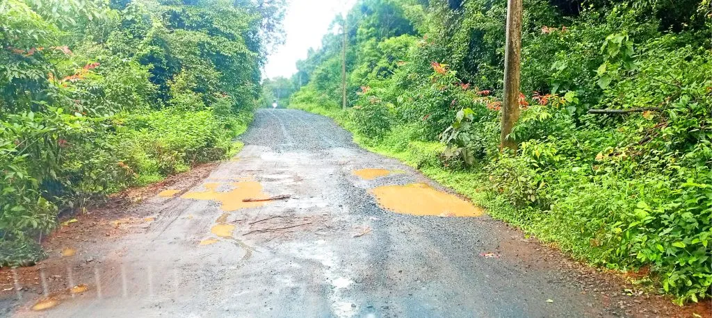 चोर्ला रस्त्याचे भिजत घोंगडे कधी मार्गी लागणार? Chorla road has been damaged in just two months
