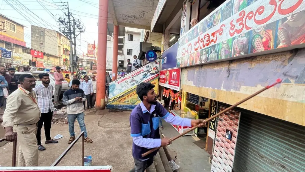 मराठी-इंग्रजी फलकांना रंग फासल्याबद्दल अहवाल द्या Report the defacement of Marathi-English signs