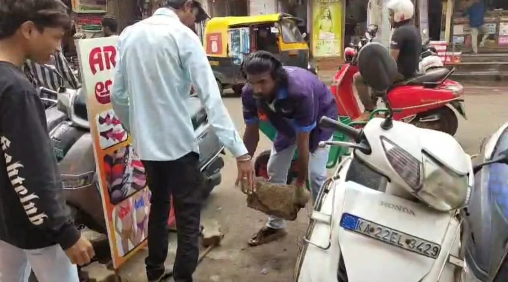Lifting of stones and bricks on the procession route