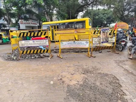 आरटीओ कार्यालयासमोरील खड्ड्यामुळे वाहतुकीस अडथळा : वाहतूक कोंडी Traffic jam due to pothole in front of RTO office