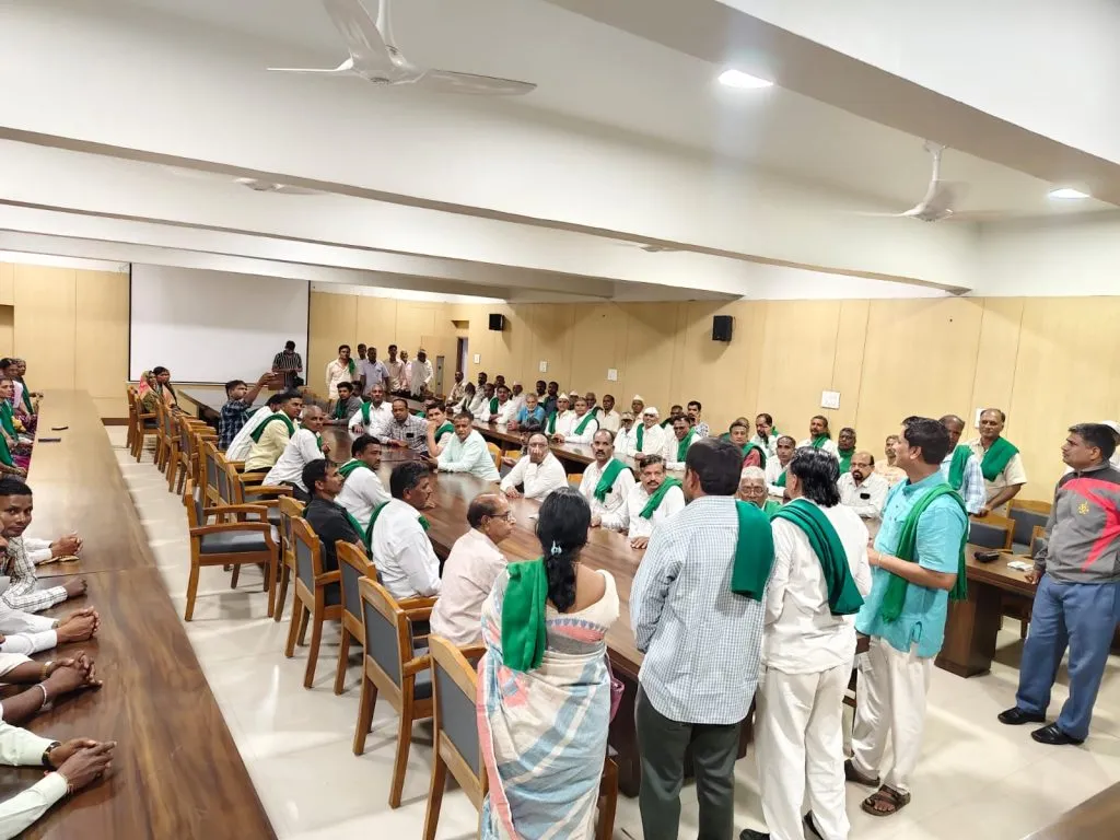 मोबदला द्या…नंतरच बंधाऱ्याचे काम सुरू करा Pay the price...then start the dam work