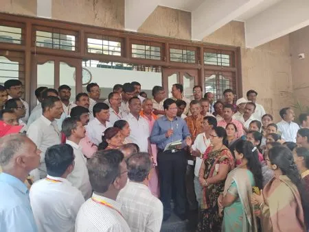 ग्रंथपालांचे जिल्हा पंचायत सीईओंना निवेदन Librarians' statement to the District Panchayat CEO