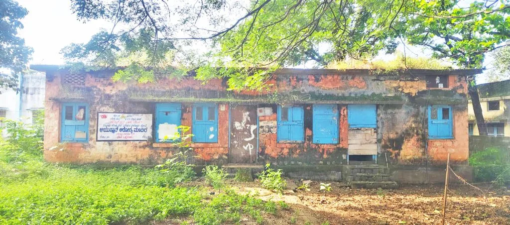 संतिबस्तवाड उपआरोग्य केंद्र दोन वर्षांपासून बंदच Santibastwad Sub-Health Center has been closed for two years