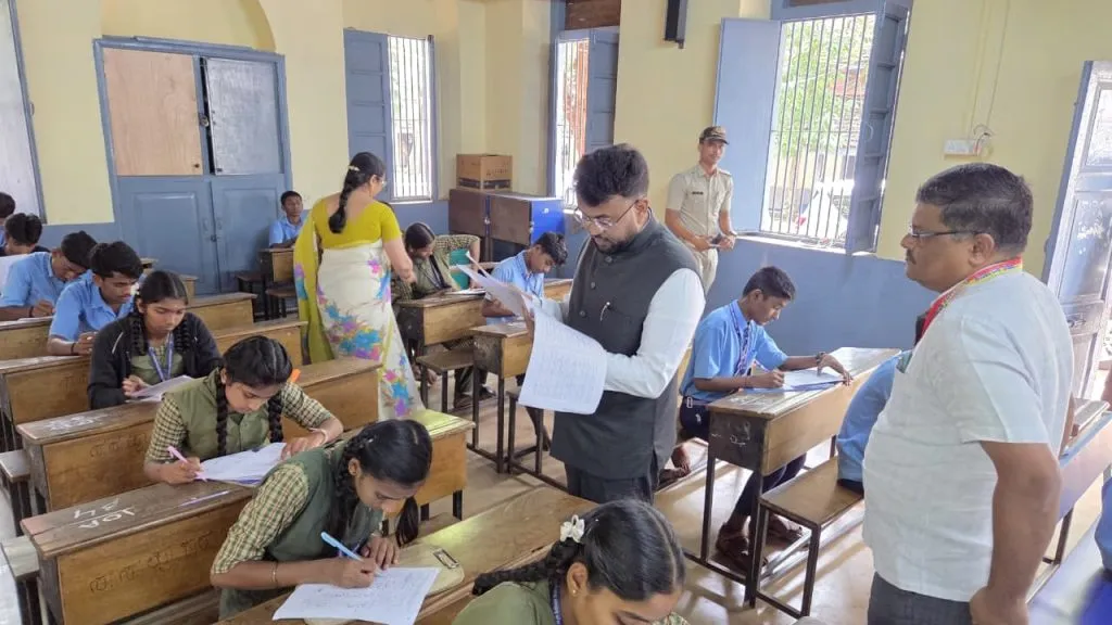 जि.पं.सीईओ राहुल शिंदे यांच्याकडून प्रतिभा शोध परीक्षेचा आढावा Review of talent search exam by ZP CEO Rahul Shinde