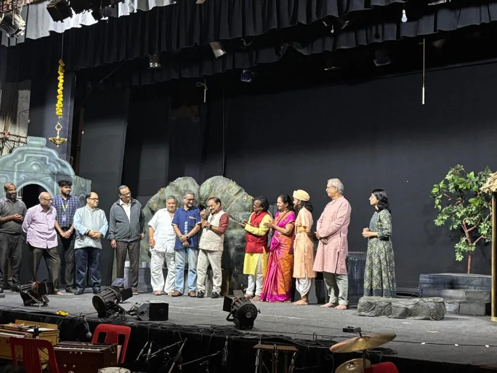 ‘आनंदमठ’ नाटकाला रसिकांचा लक्षणीय-उत्स्फूर्त प्रतिसाद Significant and spontaneous response from the audience to the play ‘Anandamath’