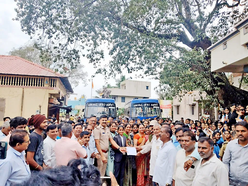 धामणे येथे विद्यार्थ्यांचे बस रोको आंदोलन Students protest against bus blockade in Dhamane
