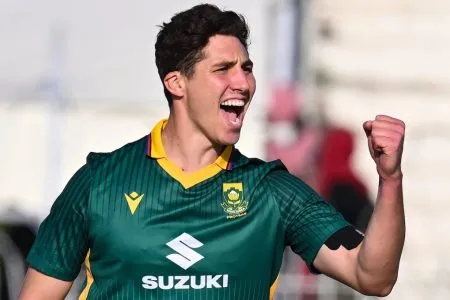 De Kock's century leads South Africa to victory
