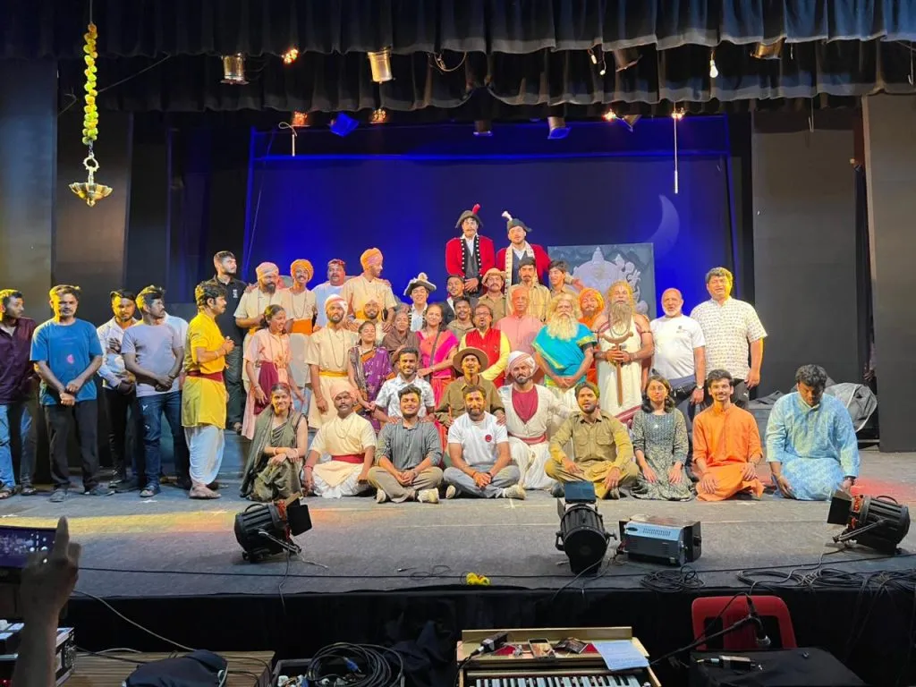 उत्तमोत्तम नाट्यागीते-उत्कट आविष्काराचा मिलाफ रसिकांनी अनुभवला The audience experienced the combination of the best drama songs and passionate invention.