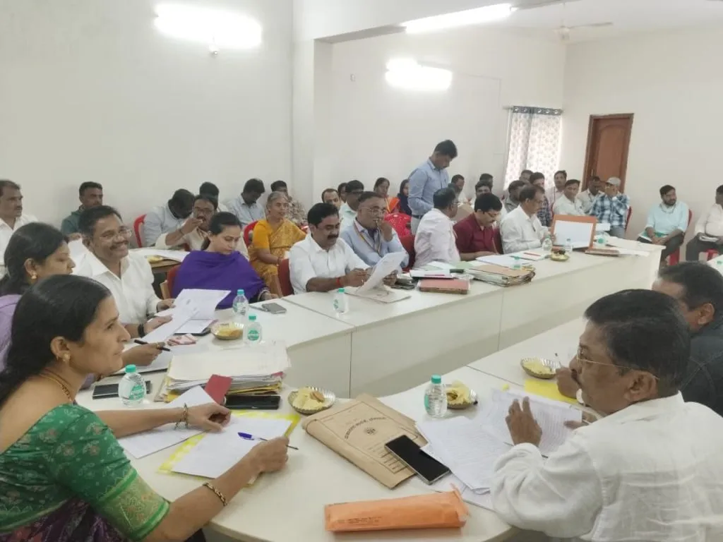 आठवडाभरात हिरेबागेवाडीत कुत्र्यांसाठी शेल्टर उभारा Set up a shelter for dogs in Hirebagewadi within a week