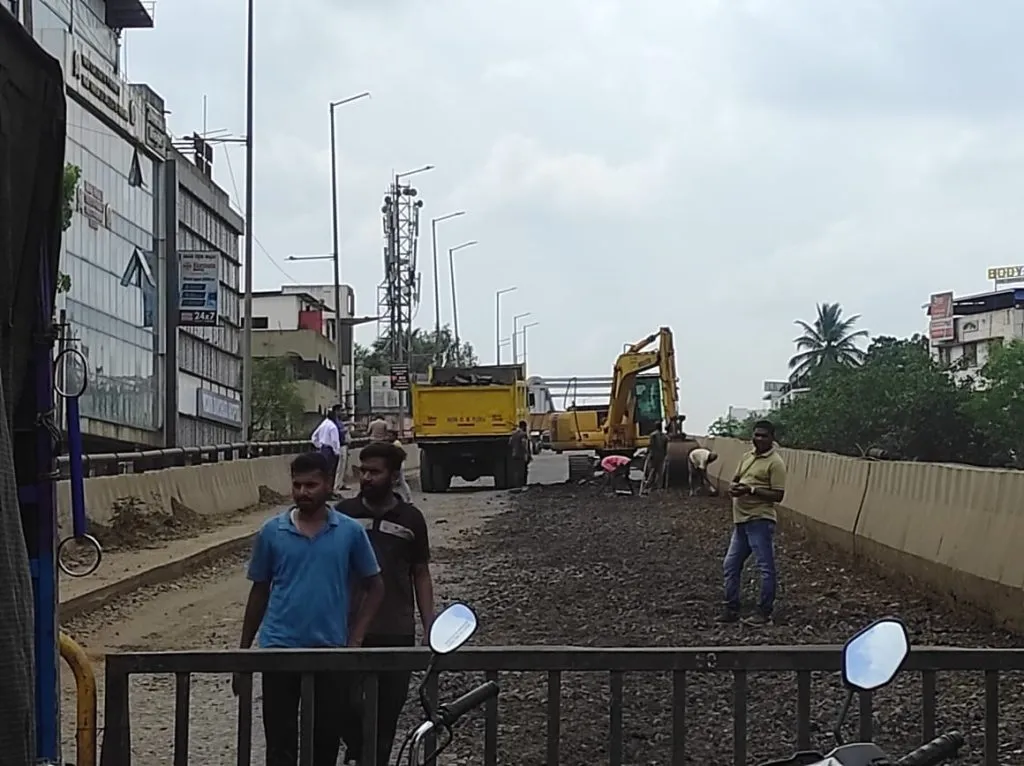 अखेर तिसऱ्या रेल्वेगेट उड्डाणपुलावरील रस्ता डांबरीकरणाला सुरुवात Finally, asphalting of the road on the third railway gate flyover has begun.