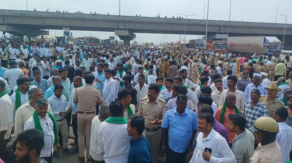हत्तरगीनजीक महामार्गावर दगडफेक Stone pelting on highway near Hattargi