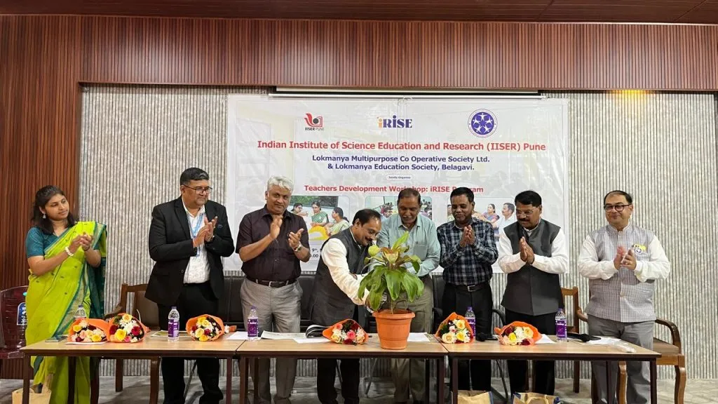 बदलत्या टेक्नॉलॉजीसोबत शिक्षकांनीही अपडेट व्हावे Teachers should also keep up to date with changing technology.