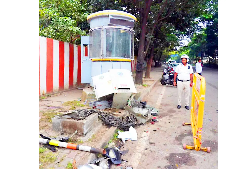 रुग्णवाहिकेच्या धडकेत दुचाकीवरील दाम्पत्य ठार Couple on two-wheeler killed in ambulance collision