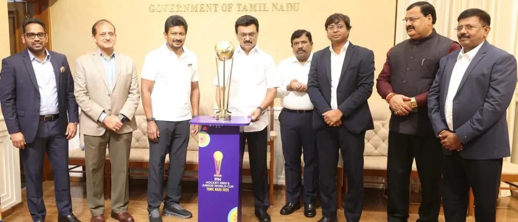 हॉकी चषकाचे मुख्यमंत्र्यांकडून अनावरण Chief Minister unveils hockey trophy