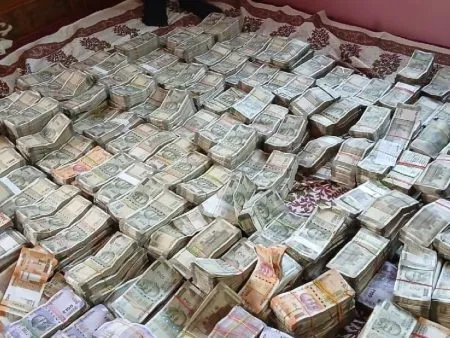 मदरशातून 16 लाखांच्या बनावट नोटा जप्त Fake currency worth Rs 16 lakh seized from madrasa