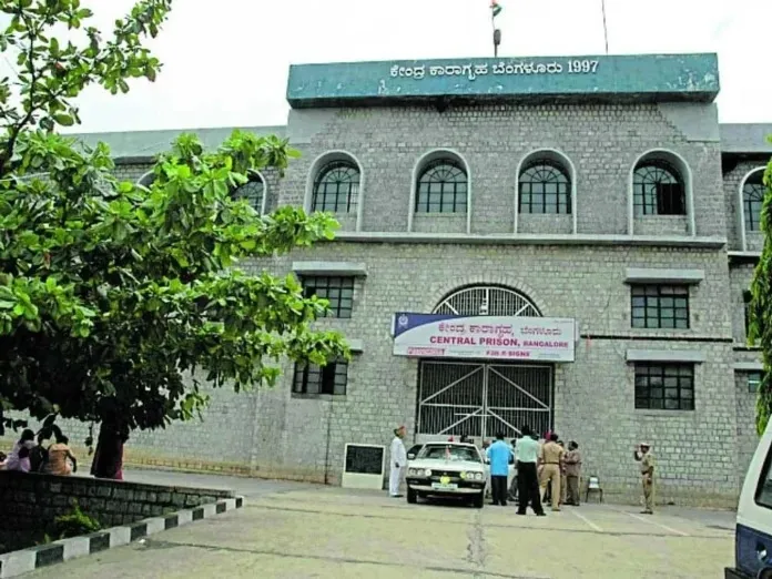 परप्पन कारागृहावर अधिकाऱ्यांचा छापा Officials raid Parappan jail