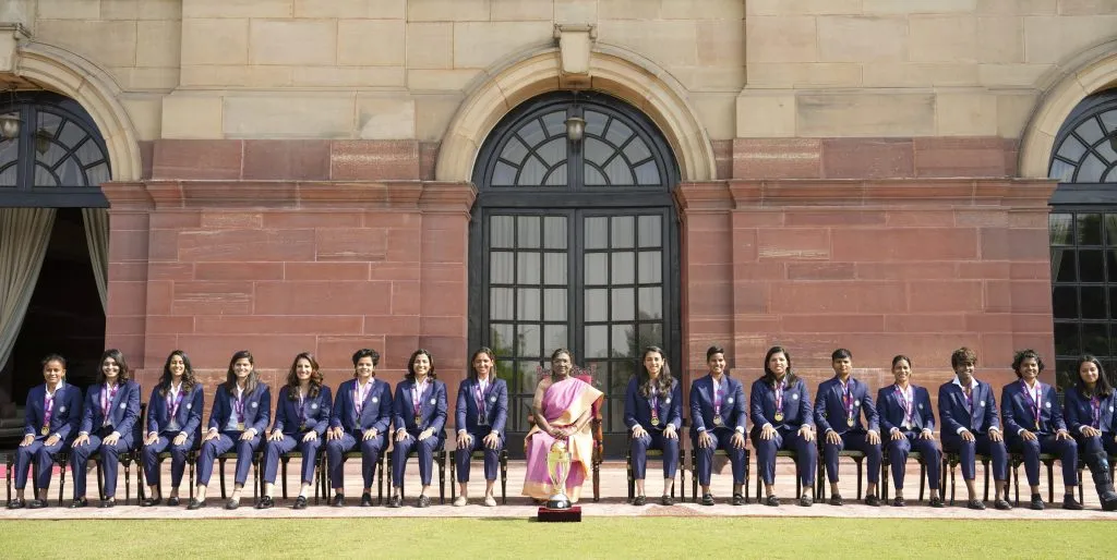 राष्ट्रपती मुर्मू यांनी जगज्जेत्या महिला संघाचे केले कौतुक President Murmu praises world-winning women's team