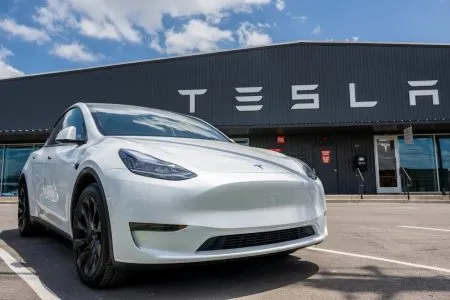 टेस्लाची विनाचालक कार दाखल Tesla's driverless car enters service
