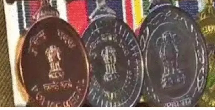 1,466 पोलिसांना गृहमंत्री दक्षता पदक Home Minister's Vigilance Medal for 1,466 policemen