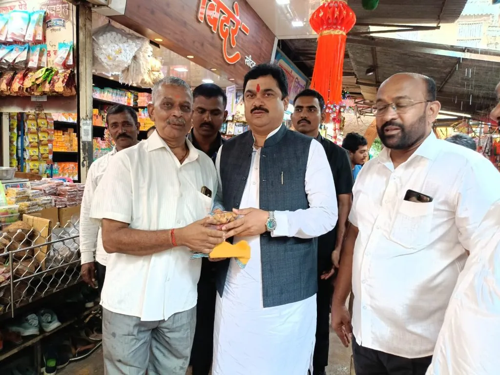 Ram Shinde felicitated at Nrusinghwadi