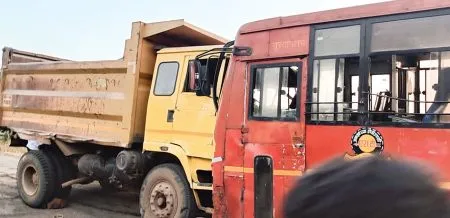 Satara : सातारा-कास रोडवर डंपर-एसटी बसची जोरदार धडक Accident near Andhari village, more than 15 passengers injured