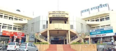 Satara Municipal Election 2025 : साताऱ्यात नगरपालिकेच्या निवडणुकीकरता आदेशाची वाट न पाहता भरले अपक्ष अर्ज Crowd of eager candidates in application process in Satara