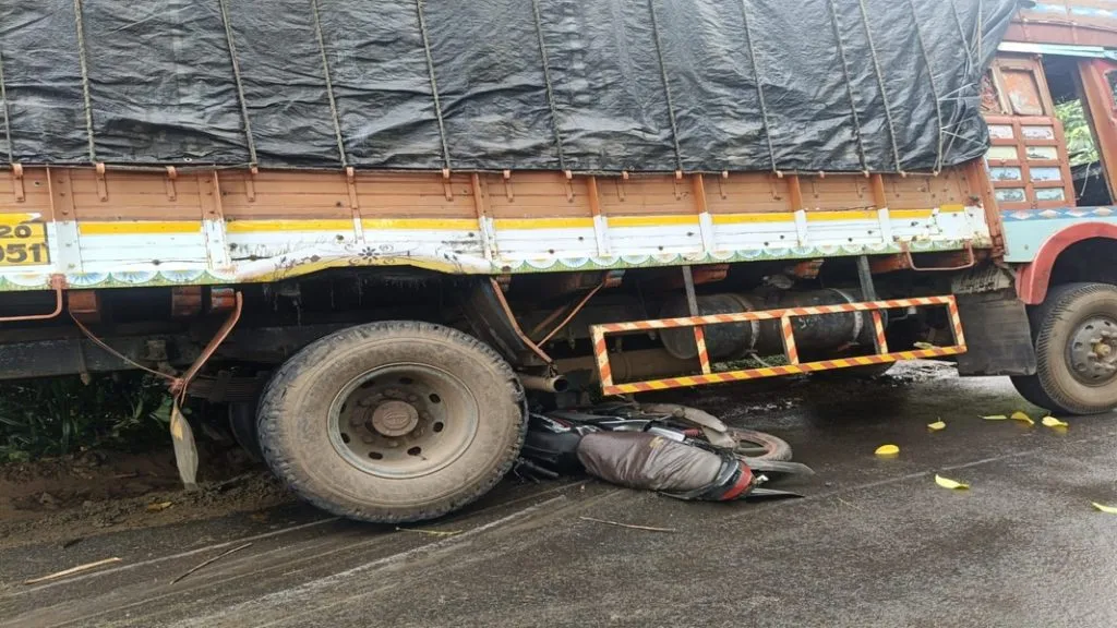 मळगाव येथे ट्रकची दुचाकीला धडक; चालक गंभीर