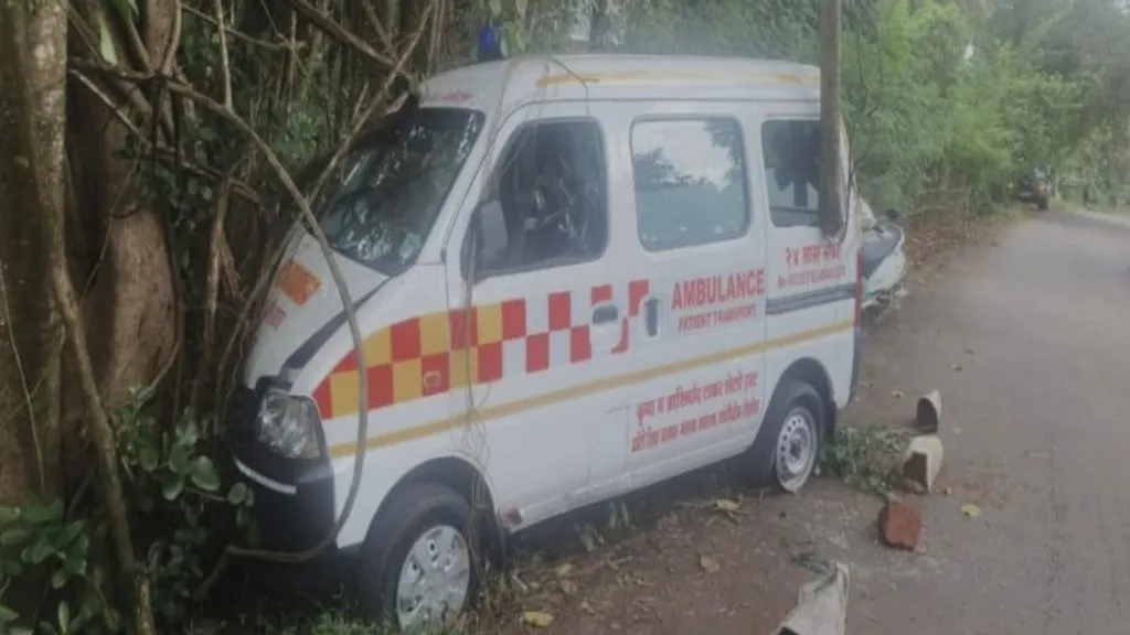 टायर फुटल्याने रुग्णवाहिकेचा अपघात