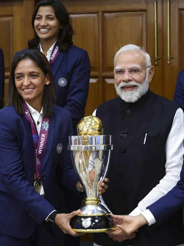 पंतप्रधान मोदी,राष्ट्रपती मुर्मू यांनी घेतली विश्वचषक विजेत्या महिला क्रिकेट संघाची भेट
