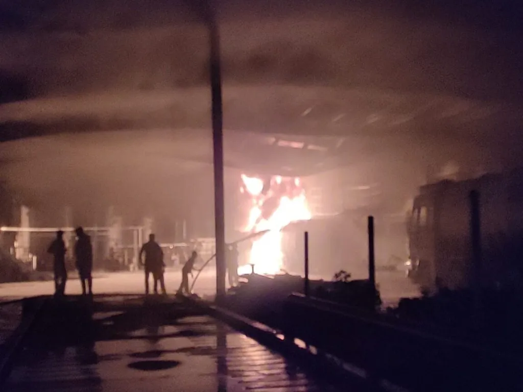 2 killed in factory fire