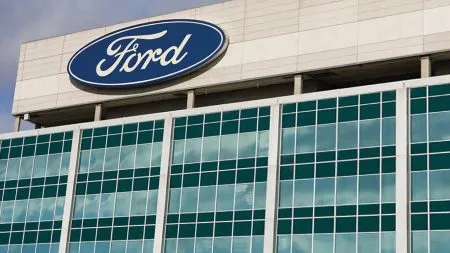 फोर्ड भारतात करणार इंजिनची निर्मिती, 3250 कोटीची गुंतवणूक Ford to manufacture engines in India, invests Rs 3250 crore