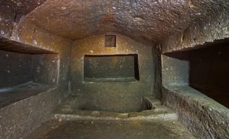 इटलीतील पर्वतात 2600 वर्षे जुने थडगे 2600-year-old tombs found in the mountains of Italy