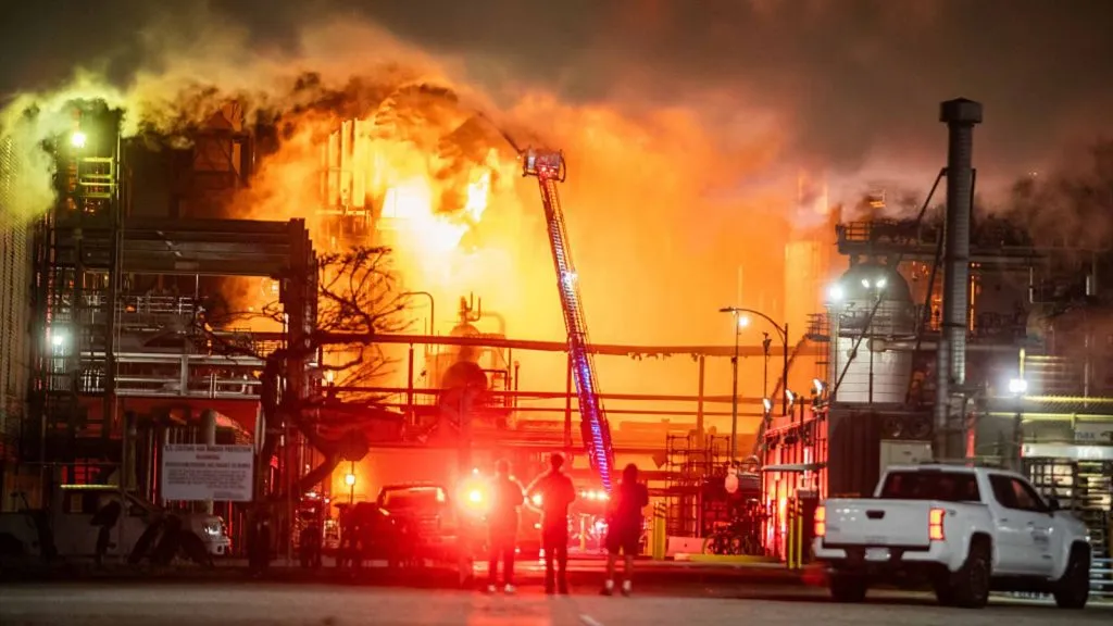 Explosion at oil refinery in America