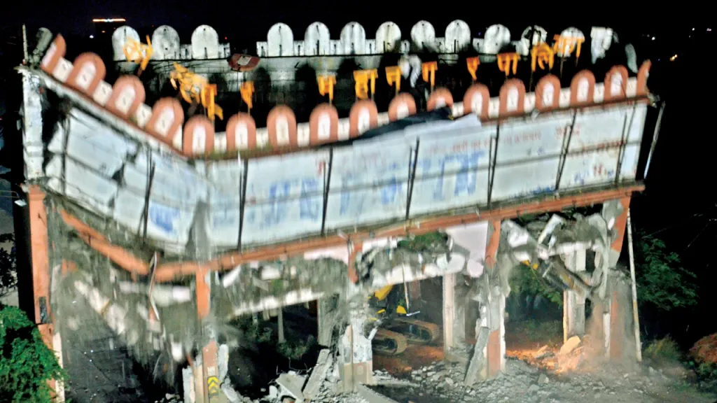 Kolhapur : कोल्हापूरची स्वागत कमान जमीनदोस्त ! A new welcome arch will be erected soon.