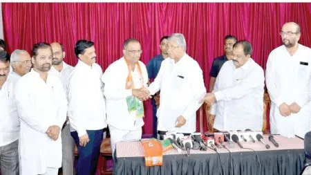 Kolhapur Politics : राष्ट्रीय काँग्रेसला खिंडार; अप्पी पाटील यांचा भाजपमध्ये प्रवेश Appi Patil joins BJP