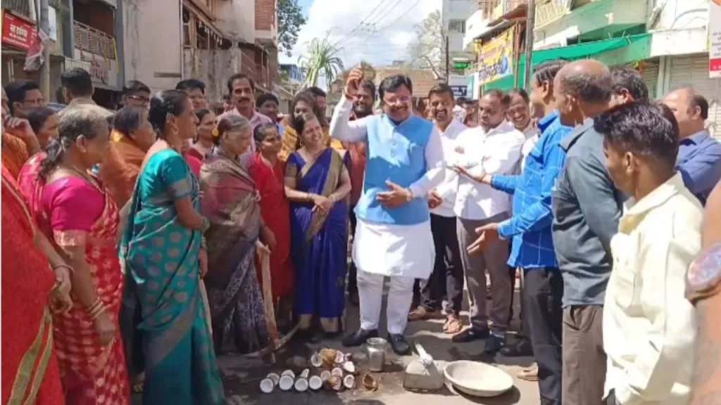 Road asphalting work begins in Mangwar Peth with funds from MLA Kshirsagar