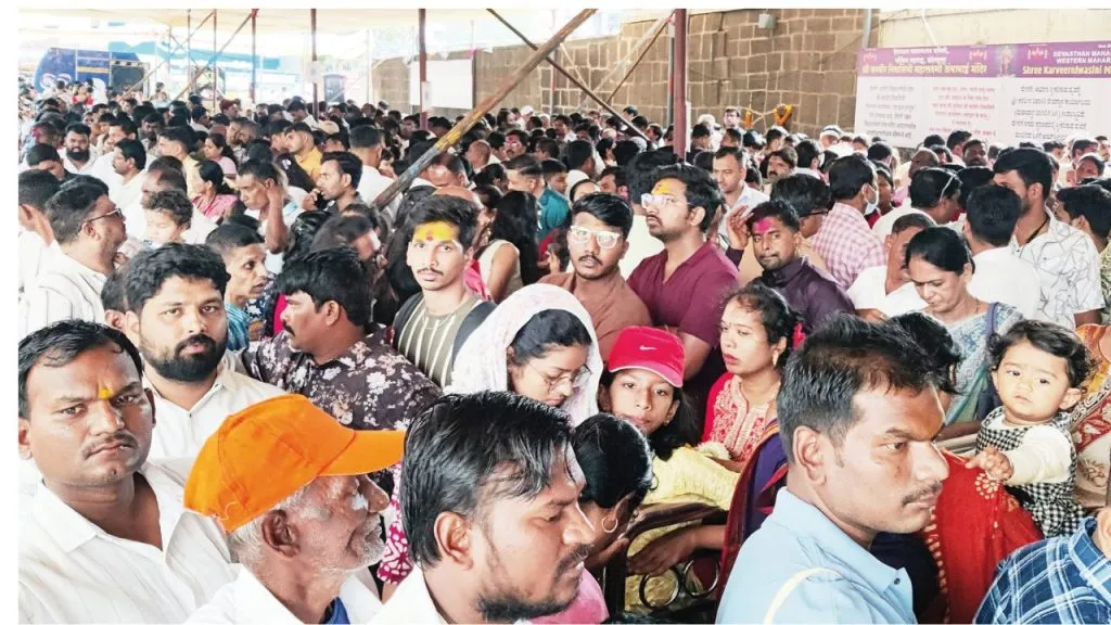 Kolhapur : अंबाबाई मंदिराचा परिसर भाविक-पर्यटकांनी गजबजला Devotees flock to Ambabai temple even in the drizzle