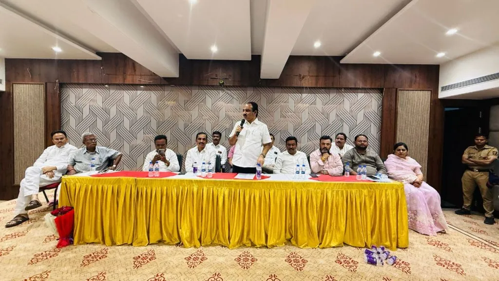 Satara : स्थानिक स्वराज्यासाठी राष्ट्रवादी काँग्रेसच्या पदाधिकाऱ्यांनी सक्रिय व्हावे ; ना. मकरंद पाटील यांचे आवाहन Ambitious meeting of NCP in Satara district