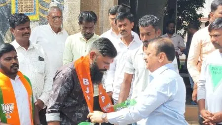 Satara : सळवे गावातील कुंभारवाडी यांचा भाजपमध्ये प्रवेश; पालकमंत्री देसाई गटाला धक्का New developments in Satara local politics