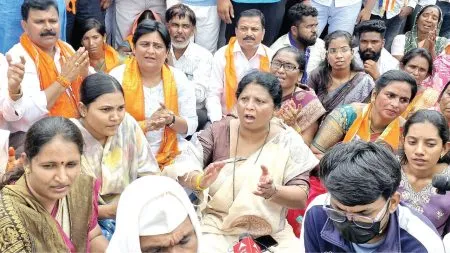 Sushma Andhare's big protest in front of Phaltan police station
