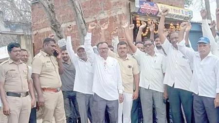 Farmers in Tisangi protest fiercely against Shaktipeeth Highway