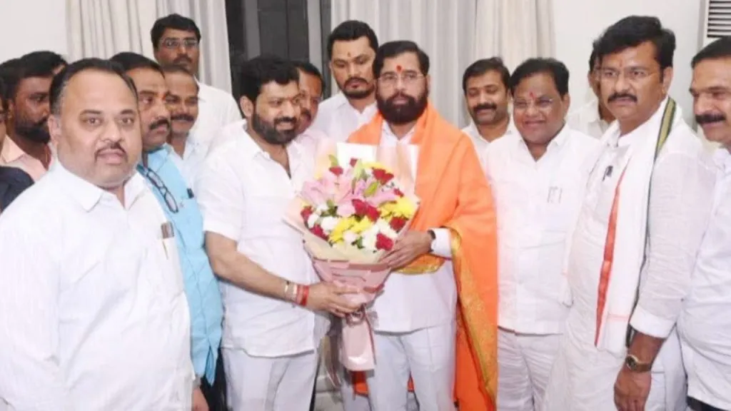 Pandharpur Politics : उपमुख्यमंत्री शिंदेंची अनिल सावंतांच्या निवासस्थानी भेट! Everyone's attention is focused 'Sawant-Shinde' equation Pandharpur