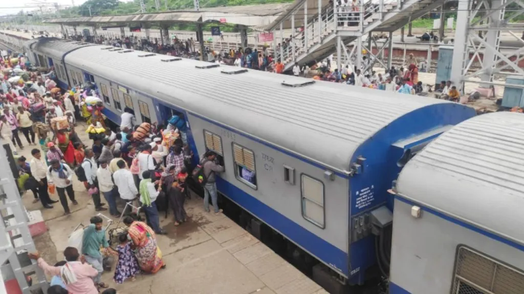 Panadharpur : विठुरायाच्या दर्शनाने तृप्त झालेले भाविक परतीच्या वाटेवर Return journey of devotees after Kartiki Ekadashi pilgrimage